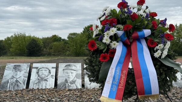 Возложение венков в память о погибших советских гражданах на территории бывшего концентрационного лагеря Заксенхаузен 
