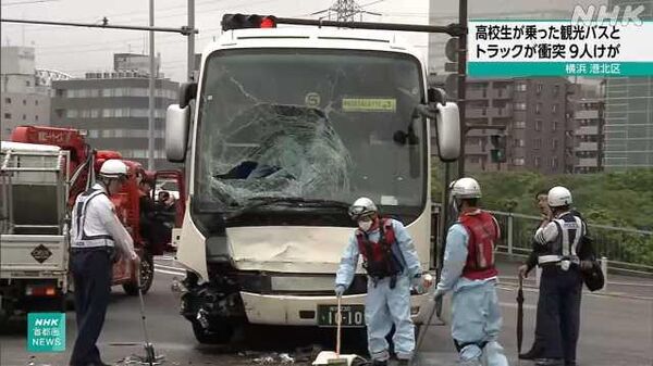 Место происшествия, где произошло столкновение экскурсионного автобуса со школьниками и грузовика в японском городе Йокогама. 30 апреля 2024