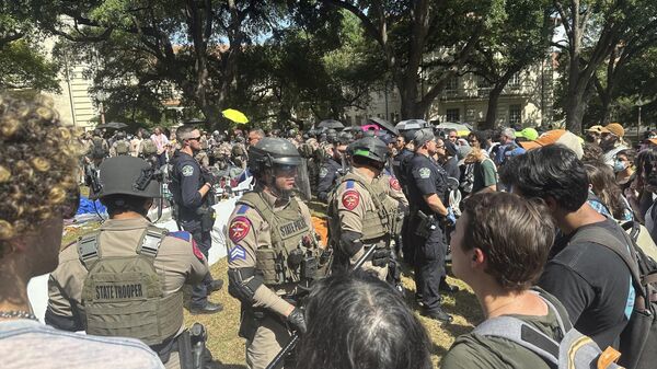 Полицейские во время протеста в поддержку Палестины в университете города Остин в американском штате Техас. 29 апреля 2024