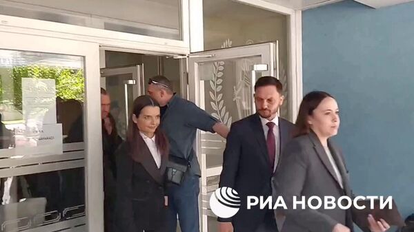Глава Гагаузии Евгения Гуцул выходит из здания районного суда Кишинева