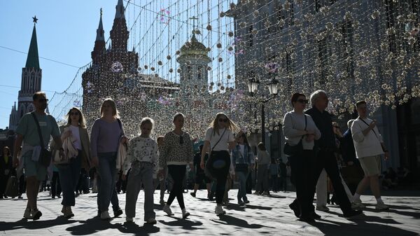 Отдых горожан на Никольской улице в Москве