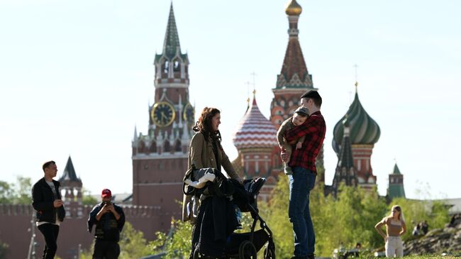 Люди гуляют в центре Москвы