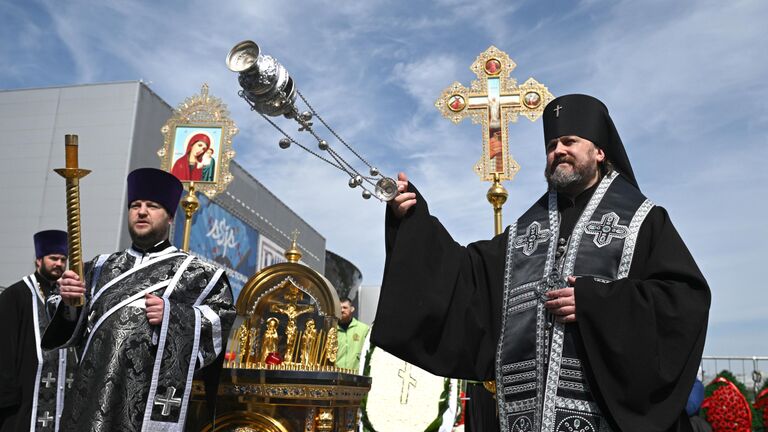 Архиепископ Одинцовский и Красногорский Фома проводит на месте трагедии панихиду по погибшим в результате теракта 22 марта 2024 года в Крокус Сити Холле