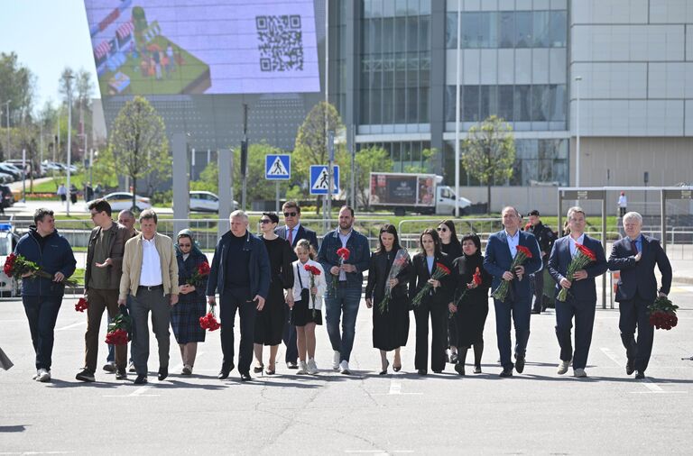 Первый заместитель председателя Государственной Думы РФ Александр Жуков (третий слева) у стихийного мемориала возле подмосковного Крокус Сити Холла