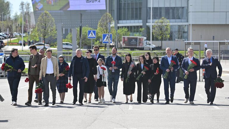 Первый заместитель председателя Государственной Думы РФ Александр Жуков (третий слева) у стихийного мемориала возле подмосковного Крокус Сити Холла