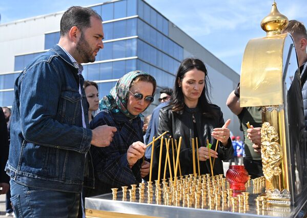 Люди у стихийного мемориала возле подмосковного Крокус Сити Холла в память о жертвах теракта 22 марта 2024