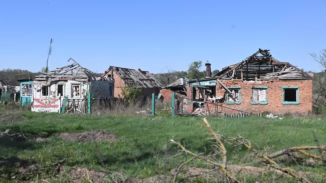 Поврежденные в результате обстрелов жилые дома