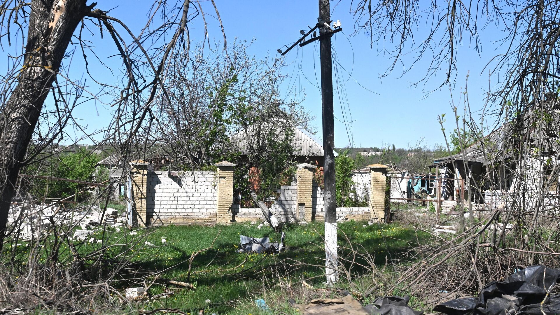 Поврежденный в результате обстрелов жилой дом в Харьковской области - РИА Новости, 1920, 17.08.2024