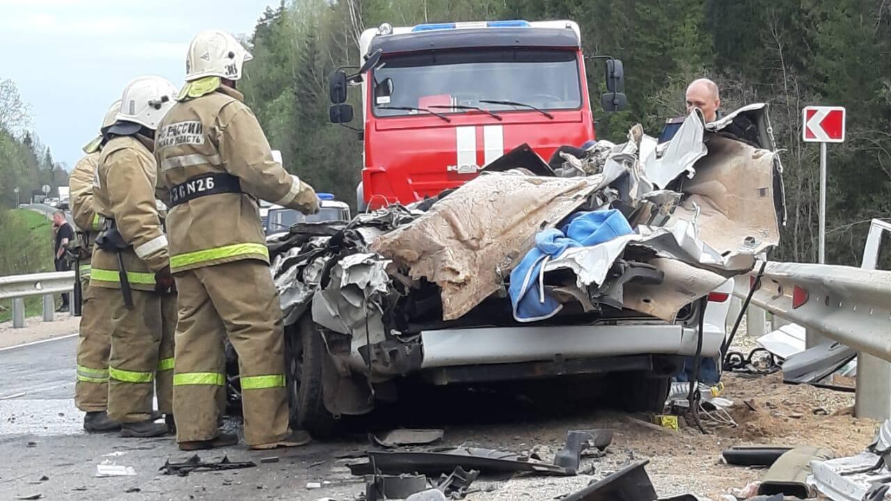 Место ДТП с участием грузовика и микроавтобуса в Тверской области - РИА Новости, 1920, 30.04.2024