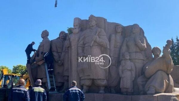 Коммунальщики Киева начали снос барельефа в честь Переяславской рады
