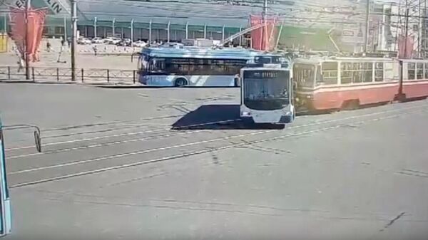 Момент столкновения троллейбуса и трамвая в Приморском районе Санкт-Петербурга