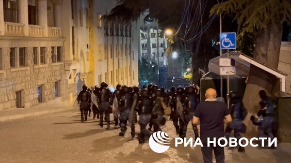 Полиция на митинге оппозиции против закона об иноагентах у здания парламента Грузии