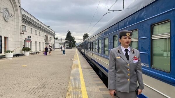 Туристический ретропоезд, отправляющийся из Сочи в Гагру. 1 мая 2024