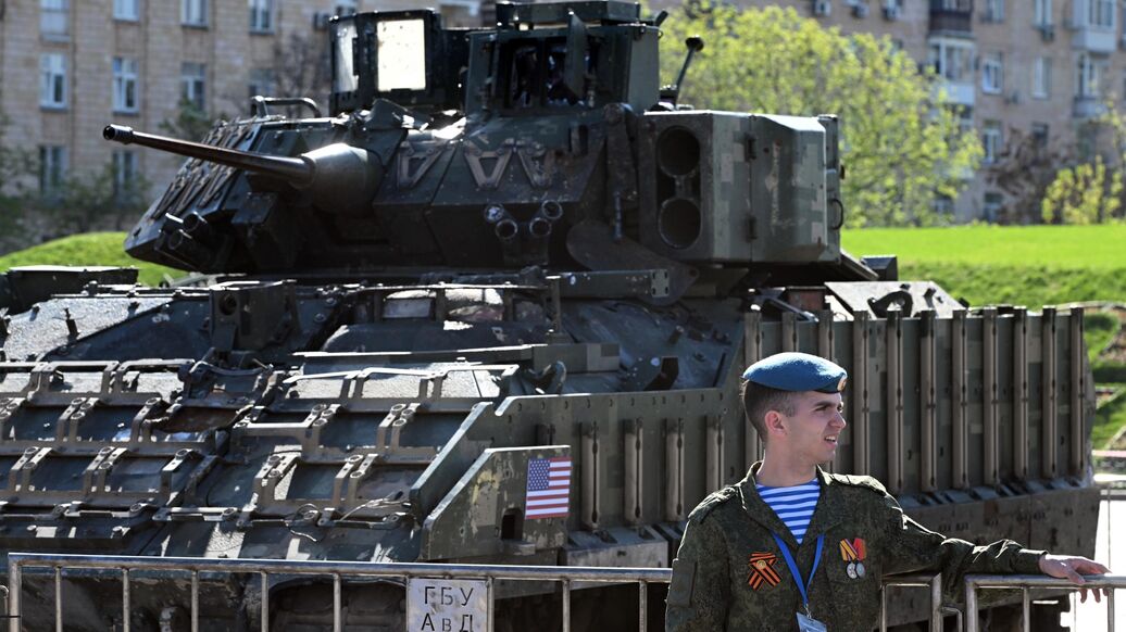 © РИА Новости / Кирилл КаллиниковПерейти в медиабанк<br>БМП М2 Bradley, захваченная российскими военнослужащими в ходе спецоперации. Архивное фото