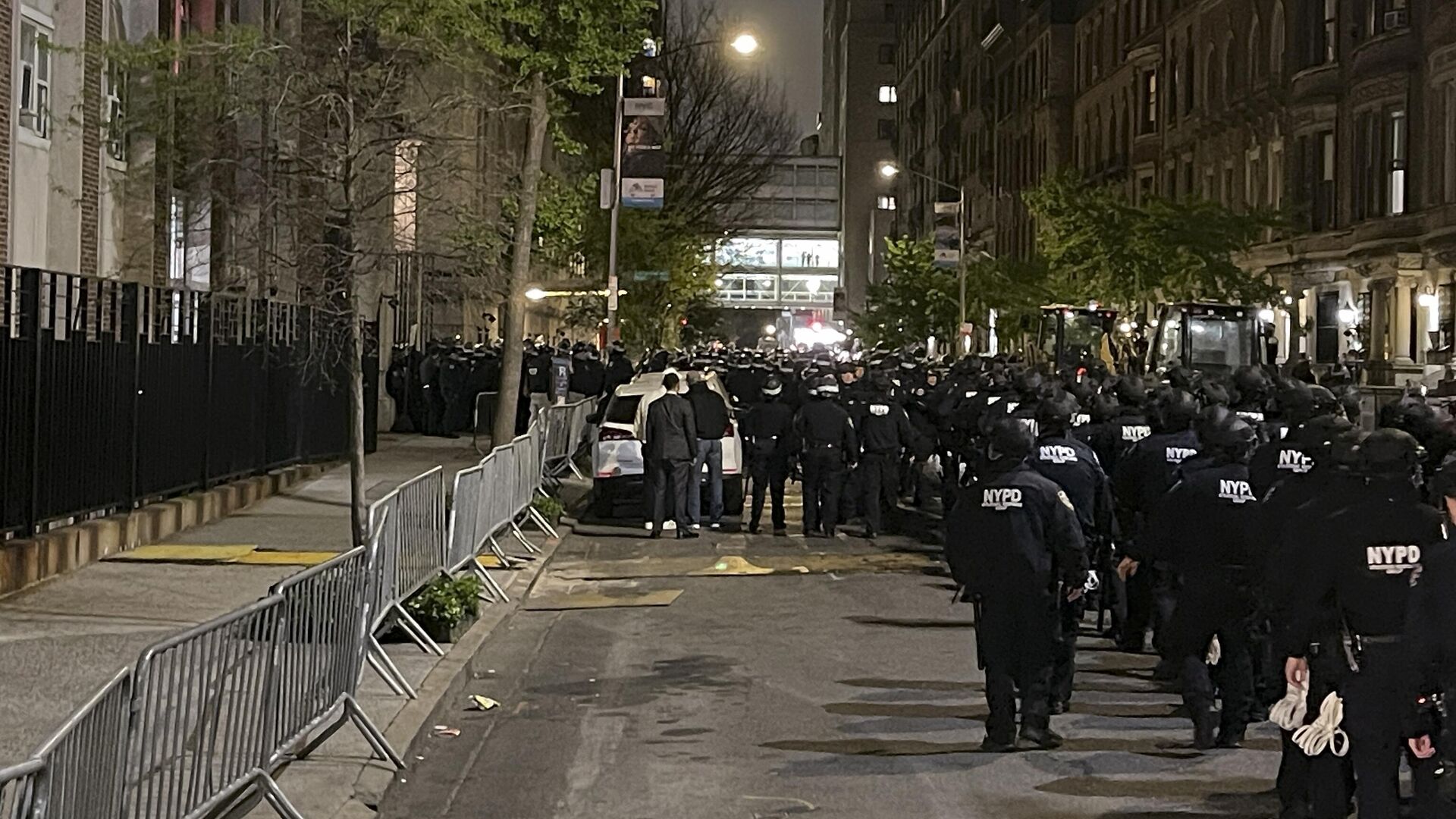 Полицейские Нью-Йорка возле входа в Колумбийский университет. 1 мая 2024 - РИА Новости, 1920, 01.05.2024
