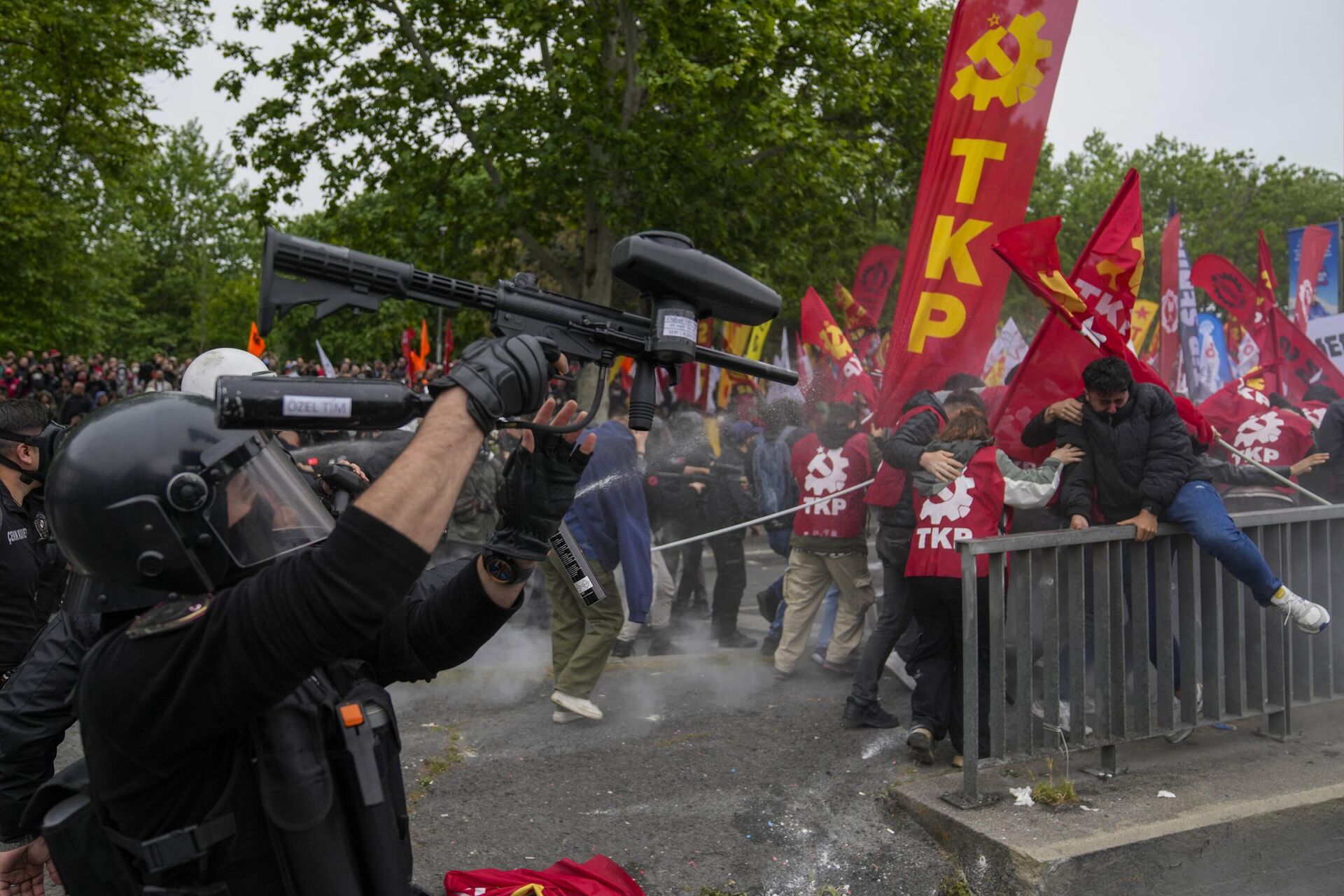 Столкновения с полицией во время празднования Дня труда в Стамбуле, Турция. 1 мая 2024 - РИА Новости, 1920, 01.05.2024