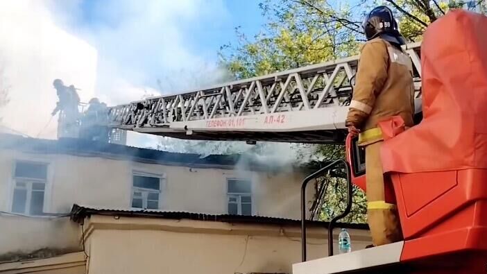 Ликвидация пожара в административном здании на северо-востоке Москвы. 1 мая 2024 - РИА Новости, 1920, 01.05.2024