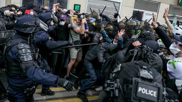Столкновения с полицией во время первомайской демонстрации в Париже. 1 мая 2024