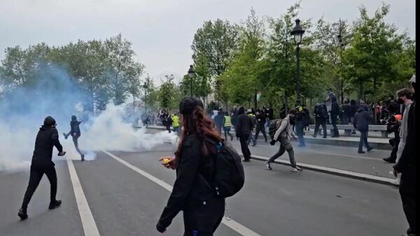 Слезоточивый газ для разгона манифестантов на акции в Париже