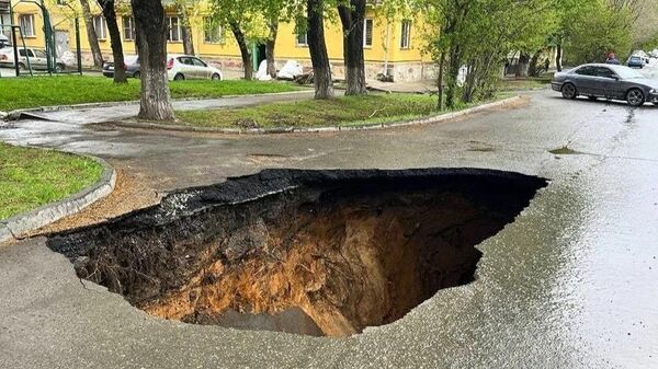 В Челябинске из-за подмыва грунта провалился асфальт