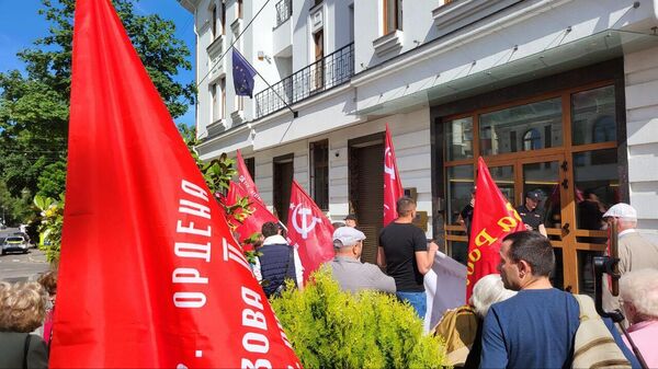 Митинг в защиту Дня Победы у представительства ЕС в Молдове, организованный активистами патриотической организации Гайдуки