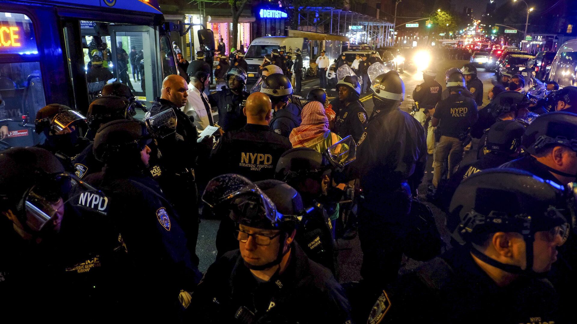 Полиция Нью-Йорка сажает протестующих в автобус после арестов во время демонстрации возле Городского колледжа Нью-Йорка. 1 мая 2024 - РИА Новости, 1920, 01.05.2024