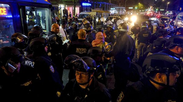 Полиция Нью-Йорка сажает протестующих в автобус после арестов во время демонстрации возле Городского колледжа Нью-Йорка. 1 мая 2024