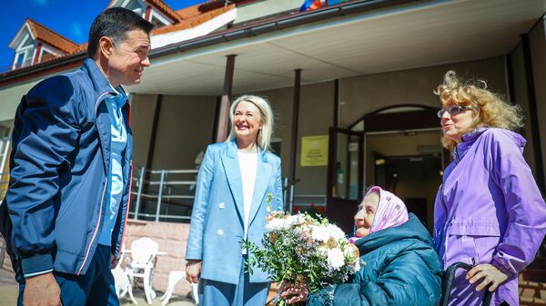 Губернатор Московской области поздравил пожилых в пансионате с Праздником весны и труда