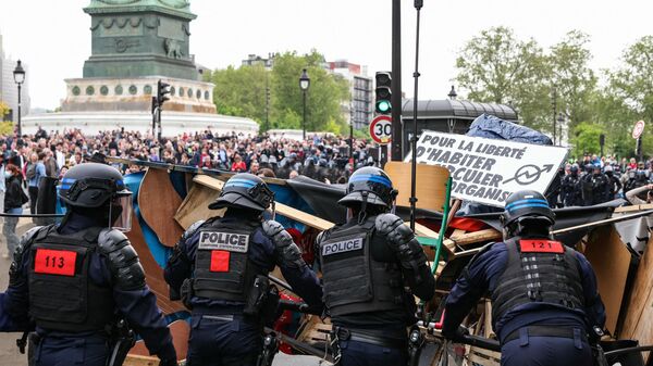 Столкновения с полицией во время первомайской демонстрации в Париже. 1 мая 2024