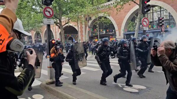 Булыжники и фейерверки: стычки протестующих с полицией в Париже