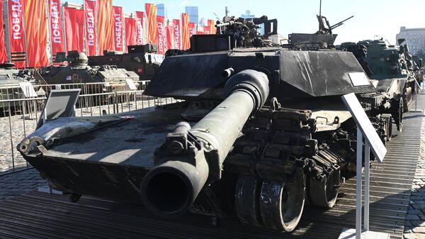 Трофейный танк Abrams, захваченный российскими военнослужащими в ходе спецоперации, на Поклонной горе в Москве