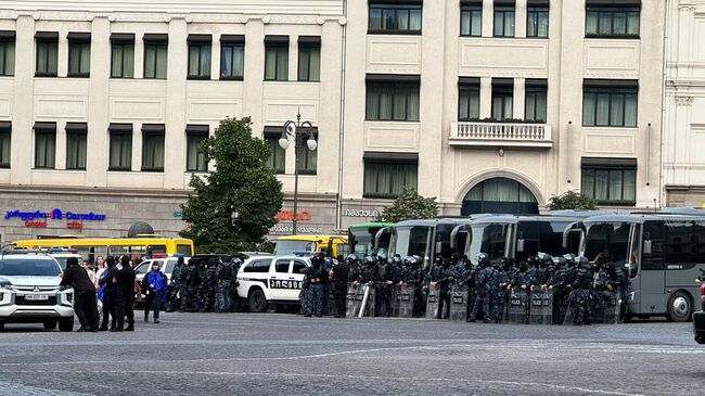 Силовики у памятника Георгию Победоносцу в Тбилиси. 1 мая 2024