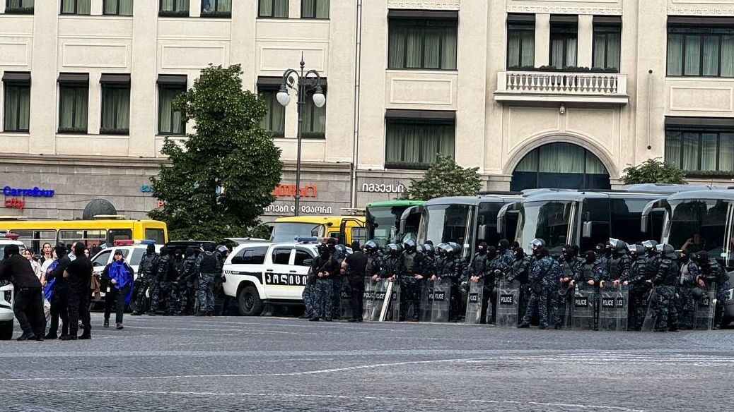 Силовики у памятника Георгию Победоносцу в Тбилиси. 1 мая 2024 - РИА Новости, 1920, 01.05.2024