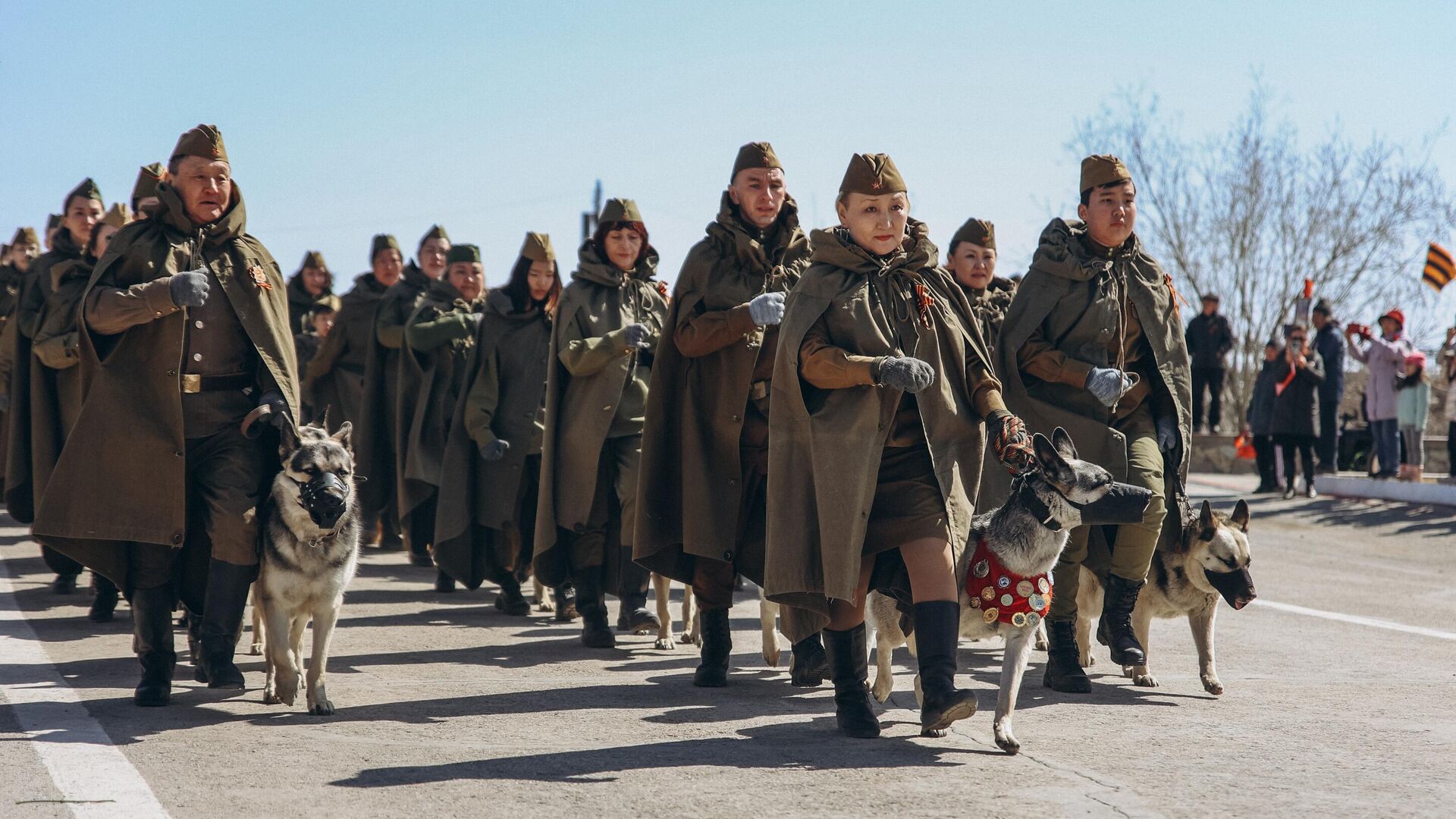 Участники военного парада, посвященного 78-й годовщине Победы в Великой Отечественной войне, в Якутске - РИА Новости, 1920, 02.05.2024