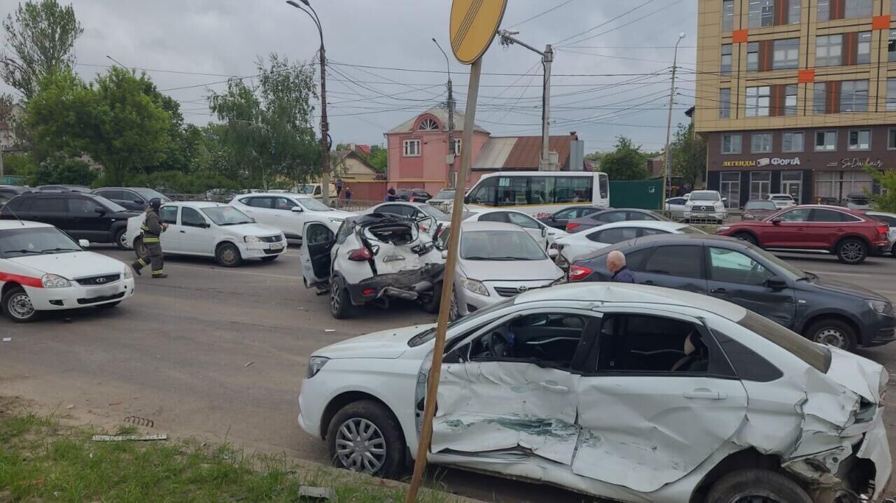 На месте ДТП c участием семи транспортных средств в Воронеже - РИА Новости, 1920, 02.05.2024