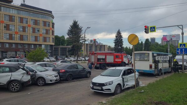 На месте ДТП c участием автобуса и и нескольких автомобилей в Воронеже
