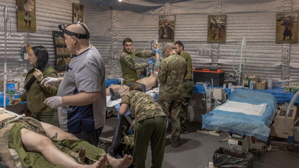 Раненные украинские военные в полевом госпитале в районе Часова Яра