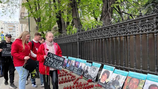 Акция памяти погибших десять лет назад в результате трагедии в Одессе у здания бывшего посольства Украины в Москве
