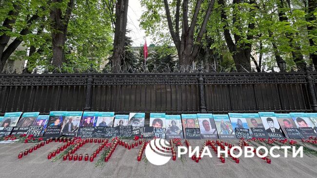 Акция памяти погибших десять лет назад в результате трагедии в Одессе у здания бывшего посольства Украины в Москве