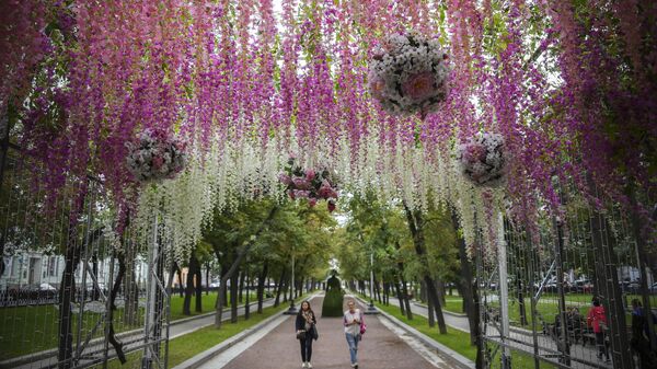 Украшение цветами Тверского бульвара в Москве