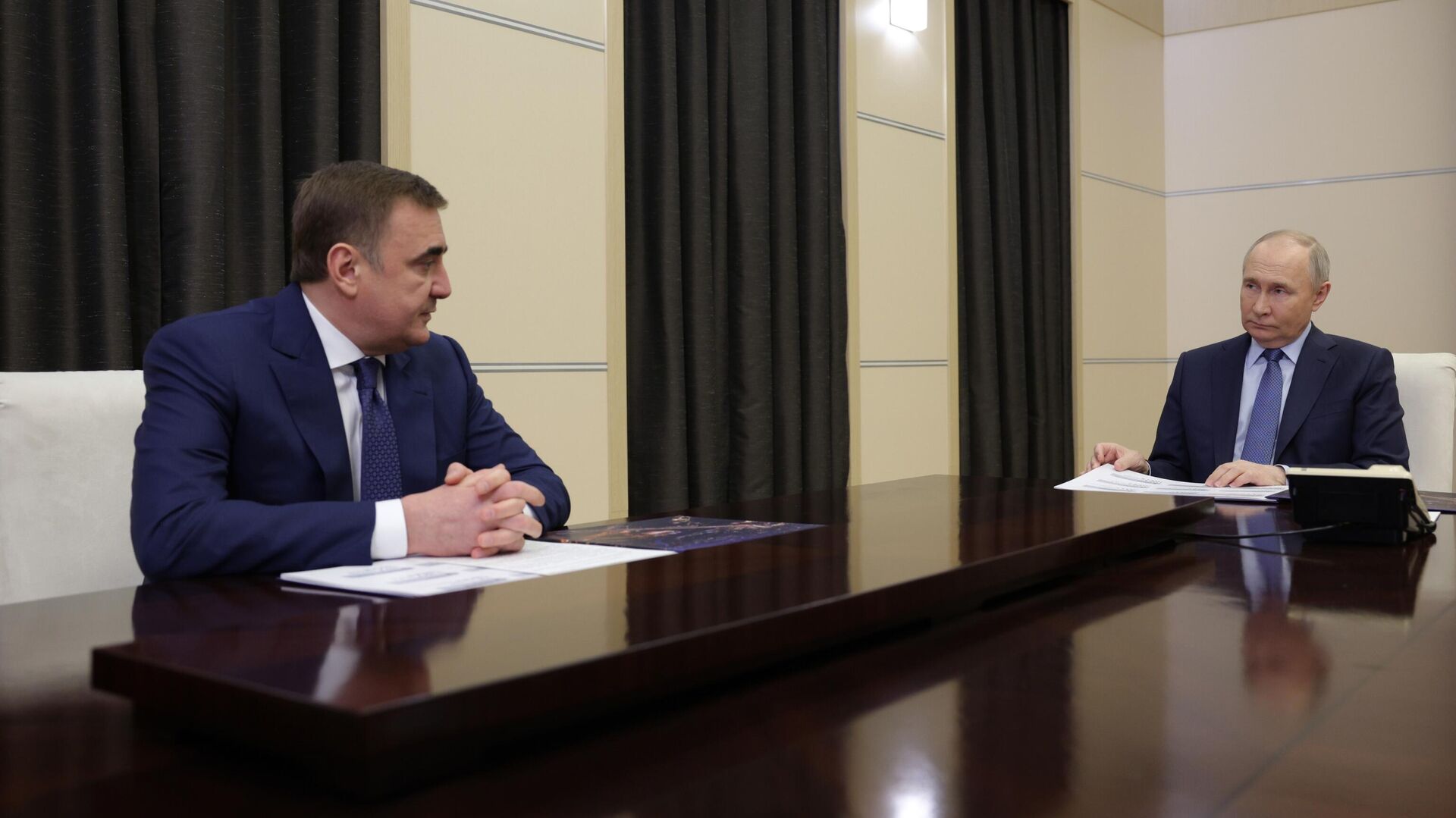 Президент РФ Владимир Путин и губернатор Тульской области Алексей Дюмин во время встречи. 2 мая 20240