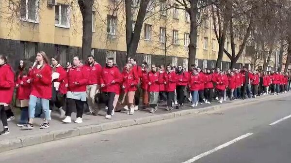 Более 1500 активистов Волонтерской Роты Петербурга возложили цветы рядом с бывшим Генеральным консульством Украины