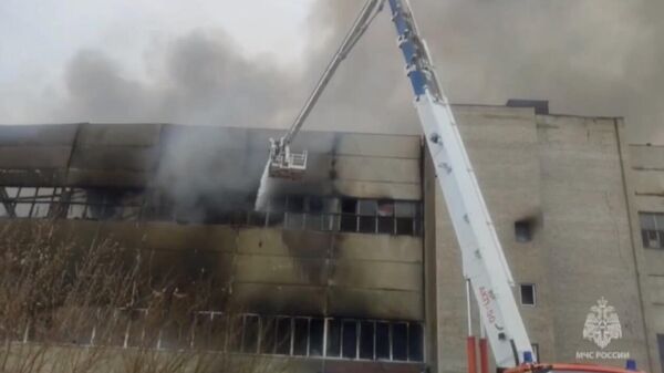 Тушение пожара в здании склада в Новосибирске