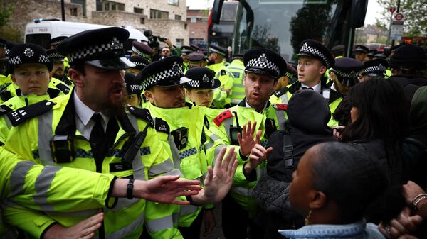Протестующие помешали вывозу мигрантов из отеля в Лондоне