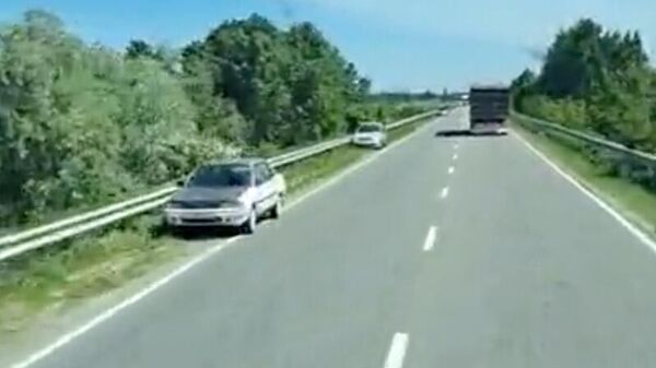 Брошенные автомобили на границе Украины с Молдавией. Кадр видео