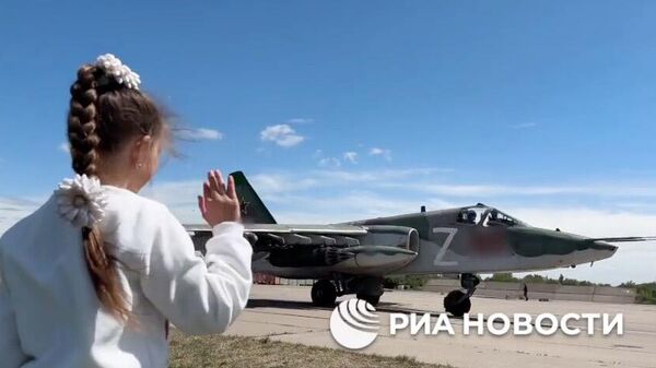 Девятилетняя девочка Маша из Макеевки на военном аэродроме. Кадр видео