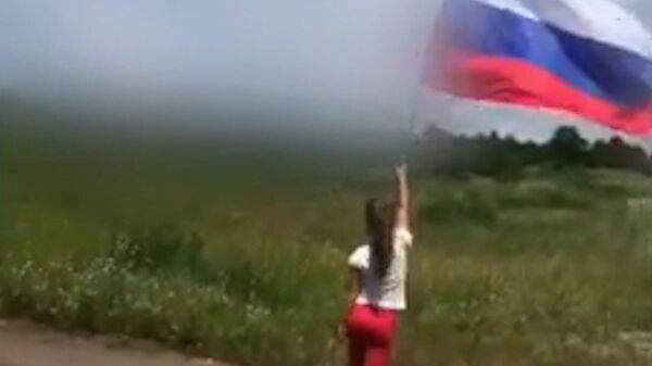 Юная жительница Макеевки рассказала, почему встречает летчиков с российским флагом