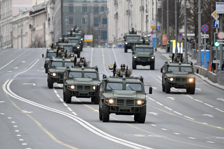 Бронеавтомобиль Тигр-М в колонне военной техники перед репетицией парада в честь 79-летия Победы в Великой Отечественной войне