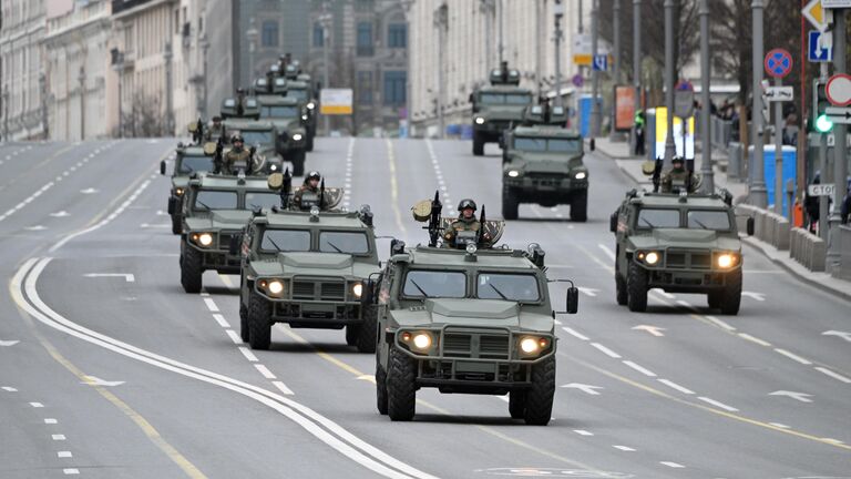 Бронеавтомобиль Тигр-М в колонне военной техники перед репетицией парада в честь 79-летия Победы в Великой Отечественной войне