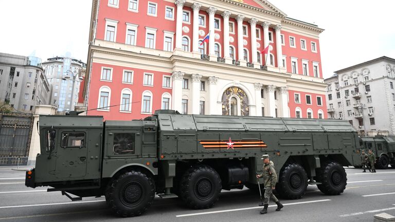 Оперативно-тактический ракетный комплекс Искандер-М в колонне военной техники перед репетицией парада в честь 79-летия Победы в Великой Отечественной войне